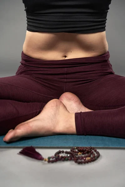 Jovem Treinadora Ioga Realizando Pranayama Exercícios Respiratórios — Fotografia de Stock