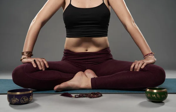 Mujer Joven Entrenadora Yoga Realizando Pranayama Ejercicios Respiración — Foto de Stock