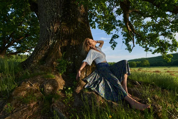 Aantrekkelijke Jonge Blonde Vrouw Poseren Door Een Enorme Honderdjarige Eik — Stockfoto