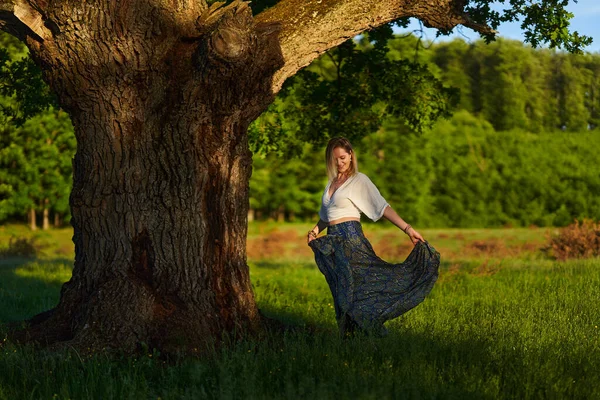 Attraktiv Ung Blond Kvinna Poserar Vid Enorm Hundraårig Vid Solnedgången — Stockfoto