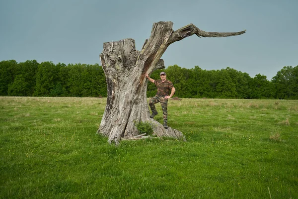 Game Ranger Huge Stump Oak Forest Dressed Camouflage — Stock Photo, Image