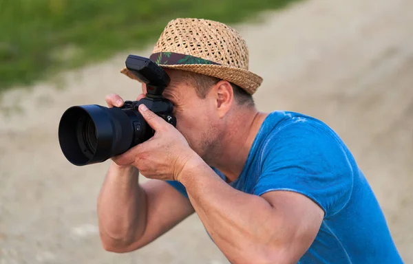 Profesjonalny Fotograf Portretowy Aparatem Fotograficznym Zewnątrz — Zdjęcie stockowe