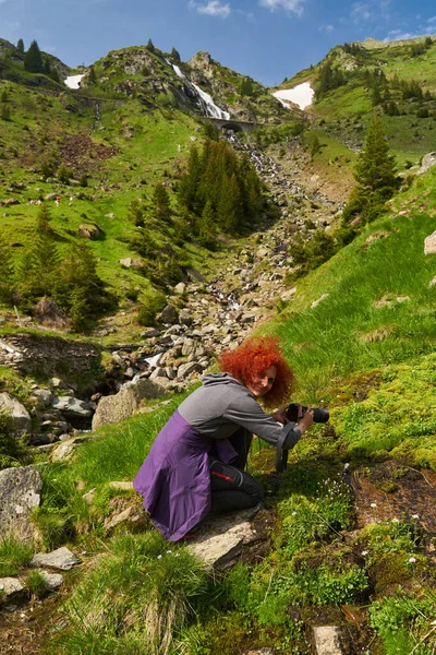 Mulher Fotógrafo Viagem Com Câmera Uma Trilha Caminhadas Nas Montanhas — Fotografia de Stock