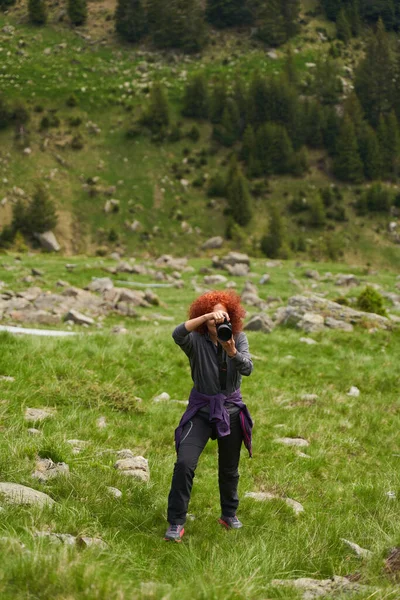 Žena Cestovní Fotograf Kamerou Turistické Stezce Horách — Stock fotografie