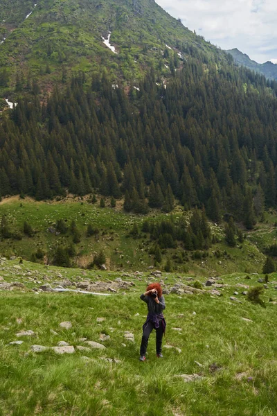 女摄影师带着相机在山上的远足小径上旅行 — 图库照片