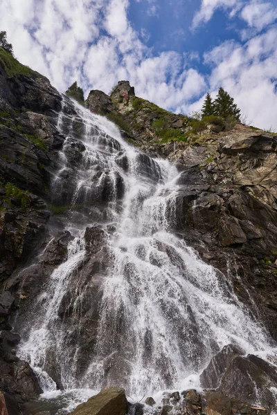 Landschap Met Waterval Vroege Zomer Bergen — Stockfoto