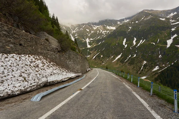 Winding Asphalt Road High Mountains Snow Early Summer — Stock Photo, Image