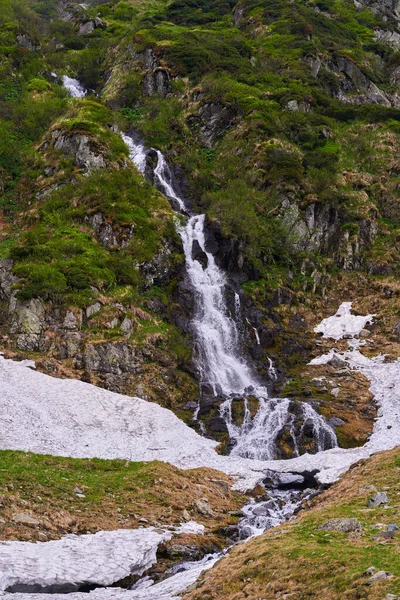 Landschap Met Waterval Vroege Zomer Bergen — Stockfoto