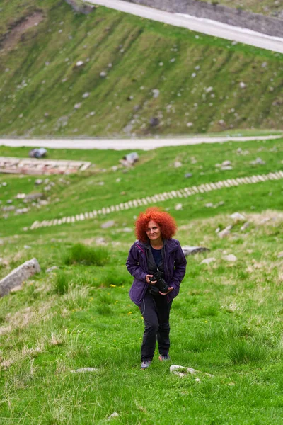 Kadın Fotoğrafçı Kamerasıyla Dağlarda Yürüyüş Yapıyor — Stok fotoğraf