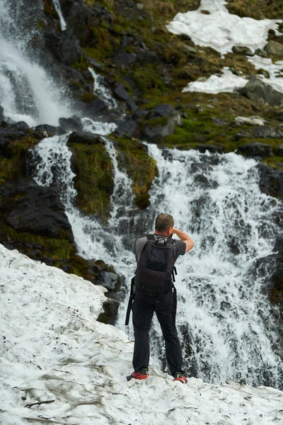 Příroda Fotograf Natáčení Vodopád Přes Sníh — Stock fotografie