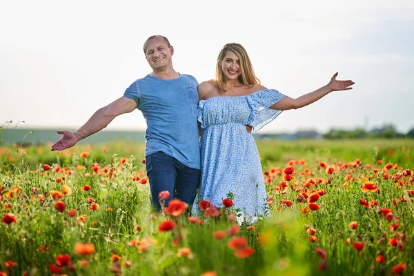 Pareja Carreras Mixtas Divirtiéndose Campo Amapola — Foto de Stock