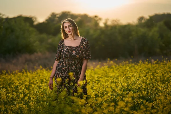 Beautiful Size Indian Woman Field Yellow Flowers Sunset — Stock Photo, Image