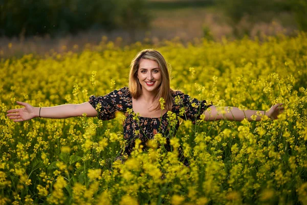 Vacker Storlek Indisk Kvinna Ett Fält Gula Blommor Vid Solnedgången — Stockfoto