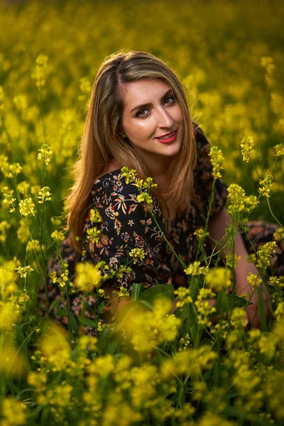 Gyönyörű Plusz Mérete Indiai Egy Mező Sárga Virágok Naplementekor — Stock Fotó