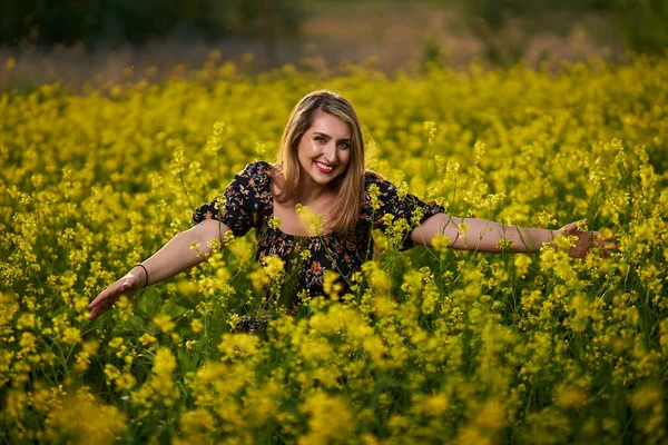 Vacker Storlek Indisk Kvinna Ett Fält Gula Blommor Vid Solnedgången — Stockfoto