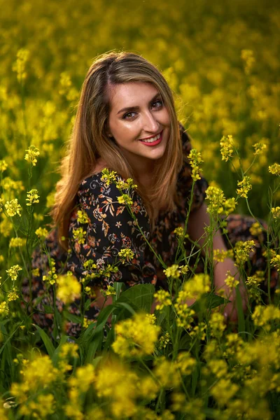 Vacker Storlek Indisk Kvinna Ett Fält Gula Blommor Vid Solnedgången — Stockfoto