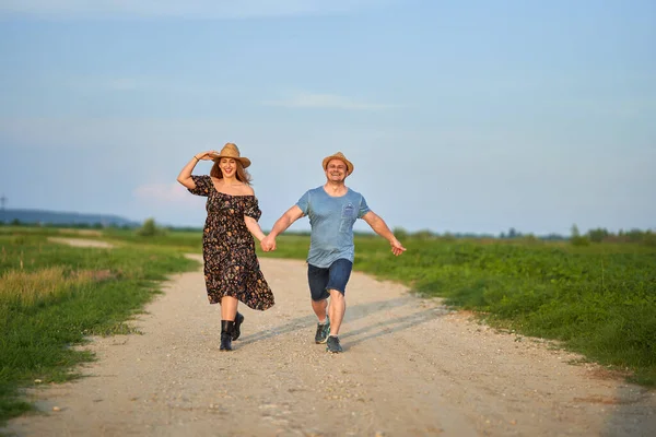 Heureux Couple Mixte Sur Une Route Rurale Coucher Soleil — Photo