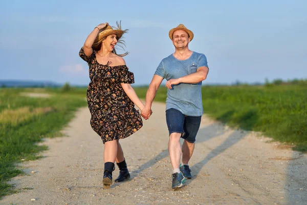 Heureux Couple Mixte Sur Une Route Rurale Coucher Soleil — Photo