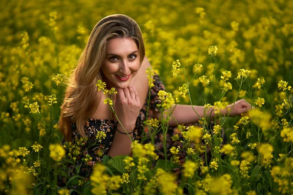 Gün Batımında Sarı Çiçek Tarlasında Güzel Iri Hintli Bir Kadın — Stok fotoğraf