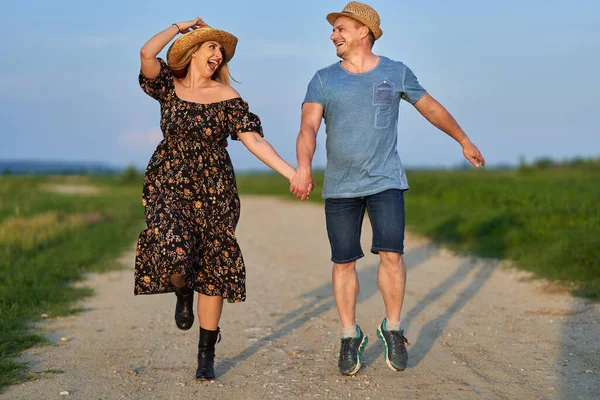 Mutlu Melez Çift Gün Batımında Kırsal Bir Yolda — Stok fotoğraf