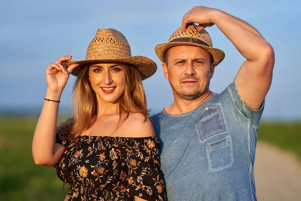 Feliz Casal Misto Uma Estrada Rural Pôr Sol — Fotografia de Stock