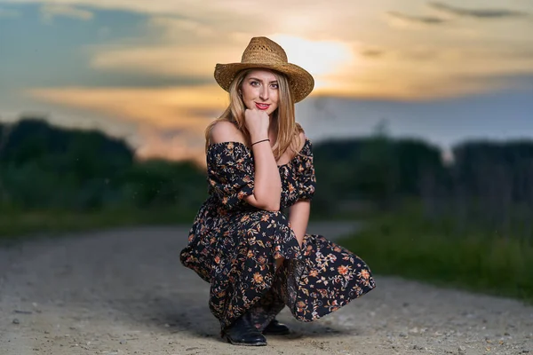Плюс Размер Привлекательный Фермер Женщина Цветочном Платье Соломенной Шляпе Сельской — стоковое фото