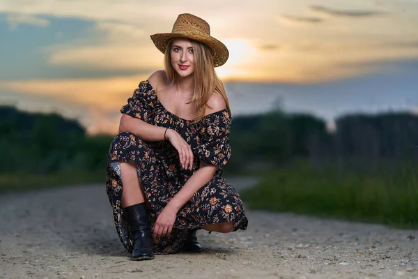 Size Attraente Contadina Donna Abito Floreale Cappello Paglia Una Strada — Foto Stock