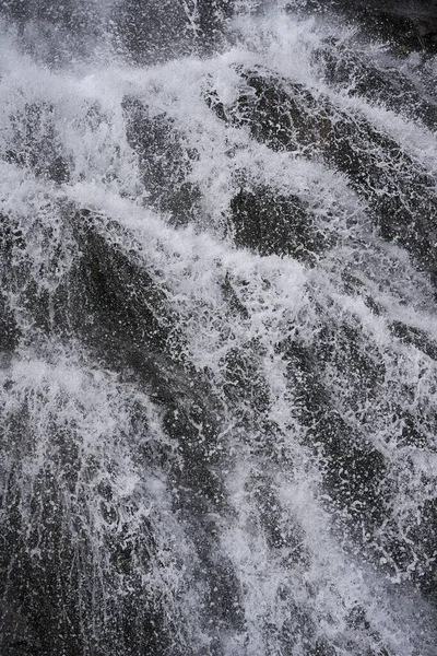 Krajina Vodopádem Začátku Léta Horách — Stock fotografie