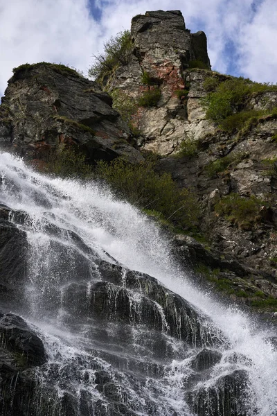 Yazın Başlarında Dağlarda Şelaleli Bir Manzara — Stok fotoğraf