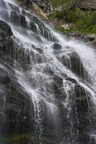 Yazın başlarında dağlarda şelaleli bir manzara.