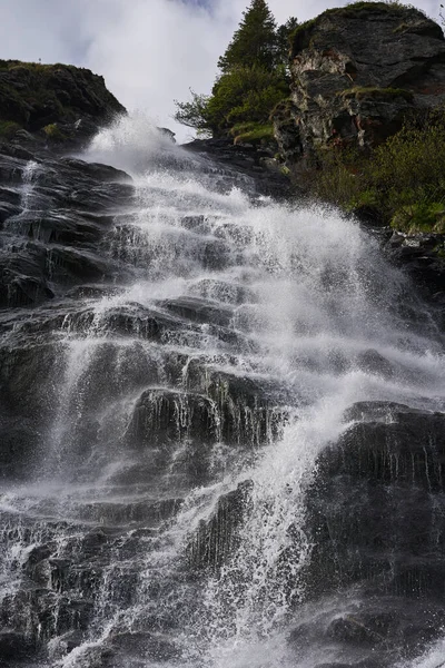 Landschap Met Waterval Vroege Zomer Bergen — Stockfoto
