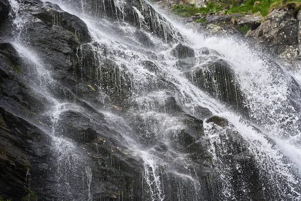 Paisagem Com Uma Cachoeira Início Verão Nas Montanhas — Fotografia de Stock