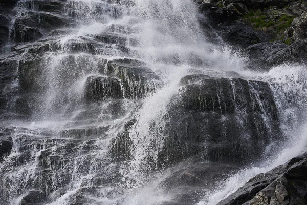 山の中の初夏の滝のある風景 — ストック写真