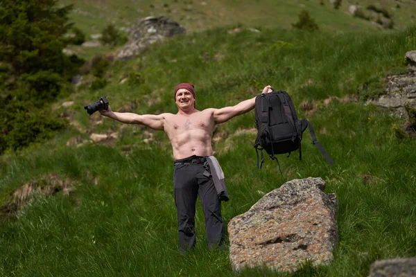 Hombre Sin Camisa Con Cámara Mochila Senderismo Sendero Las Montañas Imagen de archivo