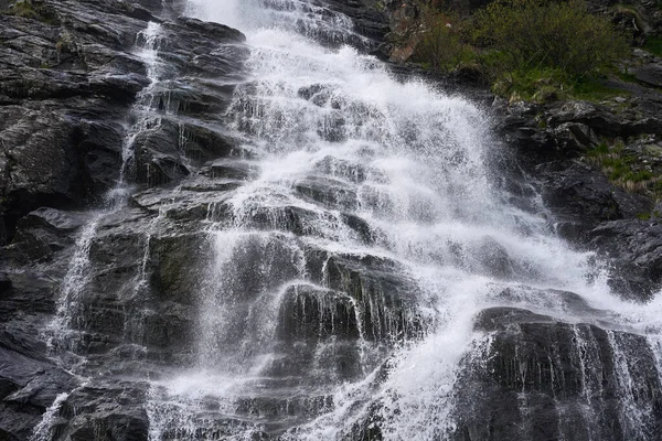 Paysage Avec Une Cascade Début Été Dans Les Montagnes Images De Stock Libres De Droits