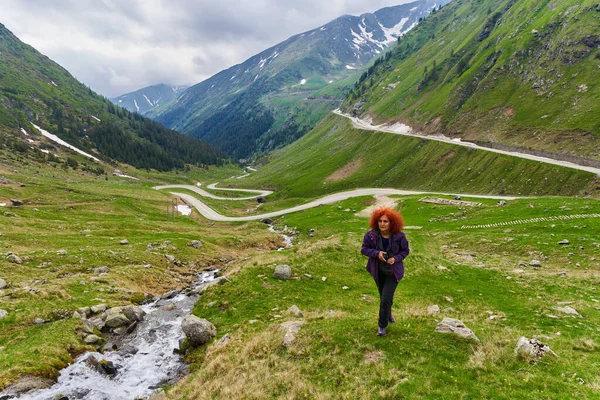 Woman Travel Photographer Camera Hiking Trail Mountains — Stock Photo, Image