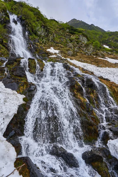 Paysage Avec Une Cascade Début Été Dans Les Montagnes — Photo