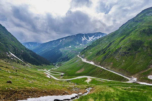 Yazın Başında Yüksek Dağların Arasında Asfalt Bir Yol Var — Stok fotoğraf