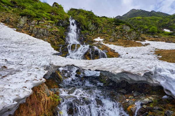 Landschaft Mit Wasserfall Frühsommer Den Bergen — Stockfoto