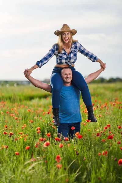 Gemengd Ras Paar Hebben Plezier Een Papaverveld — Stockfoto