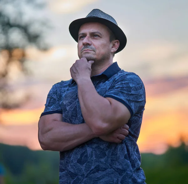 Porträt Eines Trendigen Kaukasischen Mannes Sommer Outfit Mit Hut Einem — Stockfoto