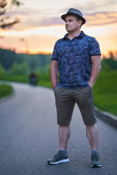 Retrato Homem Caucasiano Moda Roupa Verão Com Chapéu Parque Ambiente — Fotografia de Stock