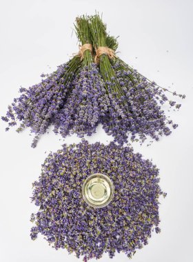 Lavanta ürünleri ve taze buket beyaz arka planda yakın plan