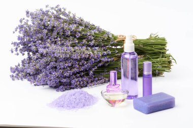 Lavanta ürünleri ve taze buket beyaz arka planda yakın plan