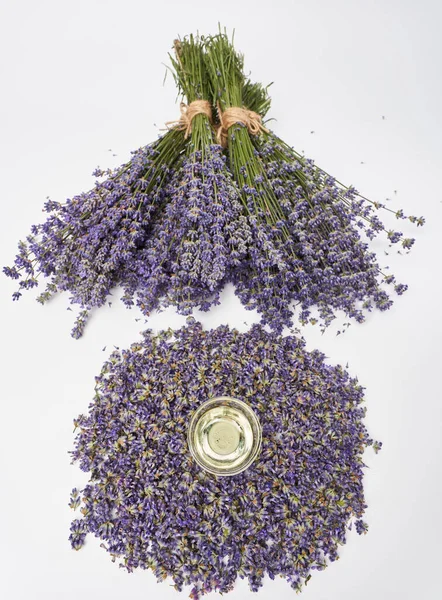 Lavendelprodukte Und Frisches Bukett Nahaufnahme Auf Weißem Hintergrund — Stockfoto