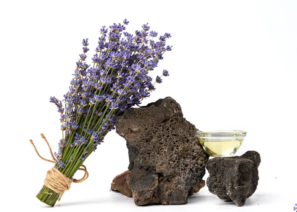 Frisches Lavendelbouquet Und Auf Vulkangestein Über Weißem Hintergrund — Stockfoto