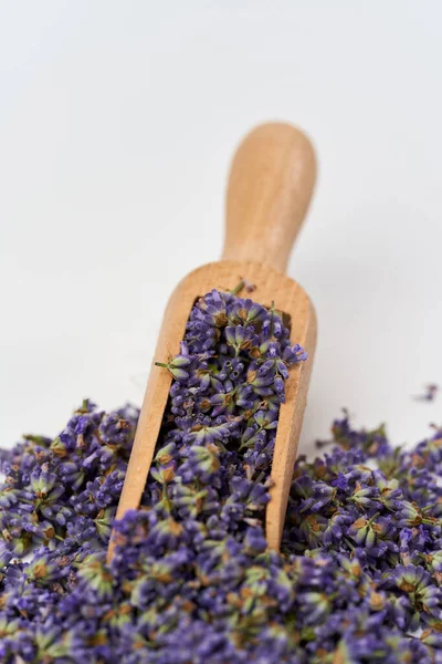 Fiori Lavanda Cucchiaio Legno Sfondo Bianco — Foto Stock