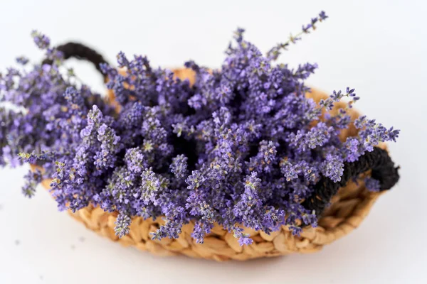 Frische Lavendelsträuße Einem Korb Auf Weißem Hintergrund — Stockfoto