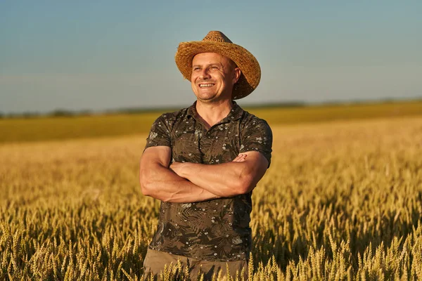 Bauer Mit Strohhut Auf Einem Feld Aus Reifem Weizen Bei — Stockfoto