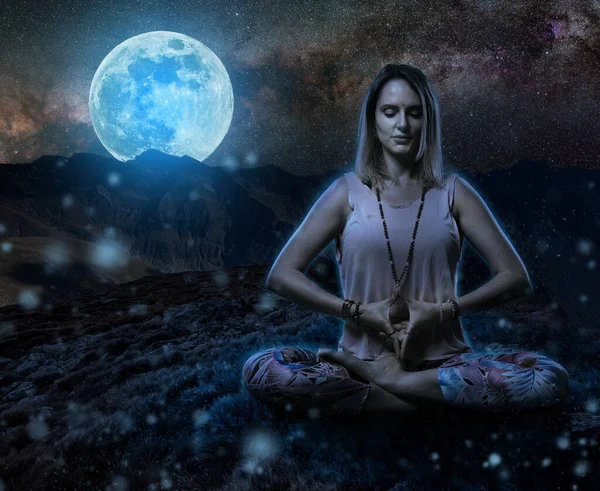 Donna Praticante Yoga Meditare Durante Rituale Lunare Montagna Blu Tonica — Foto Stock